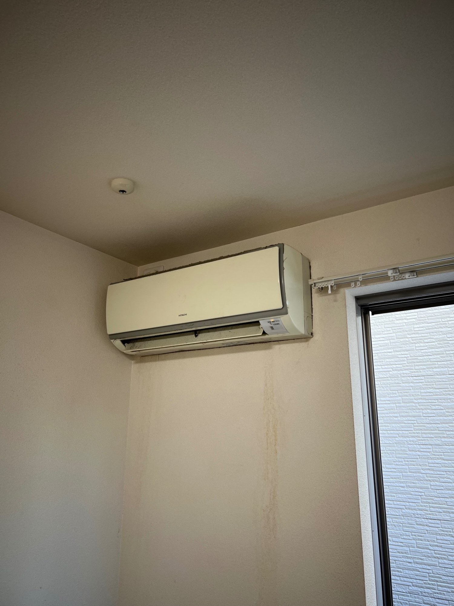 交換前:日立 RASシリーズの2.2kW・6畳用エアコン