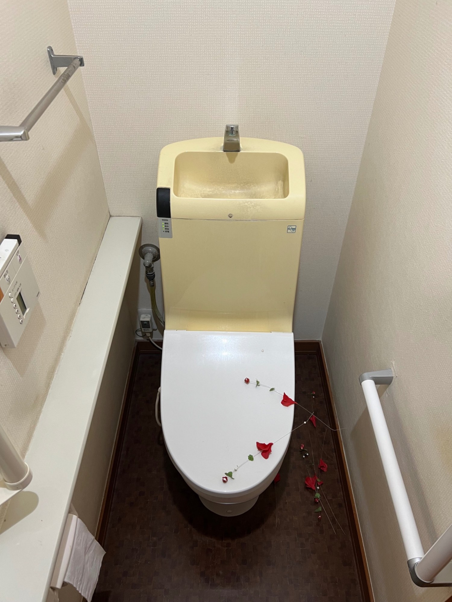 交換前のTOTO製一体型トイレ