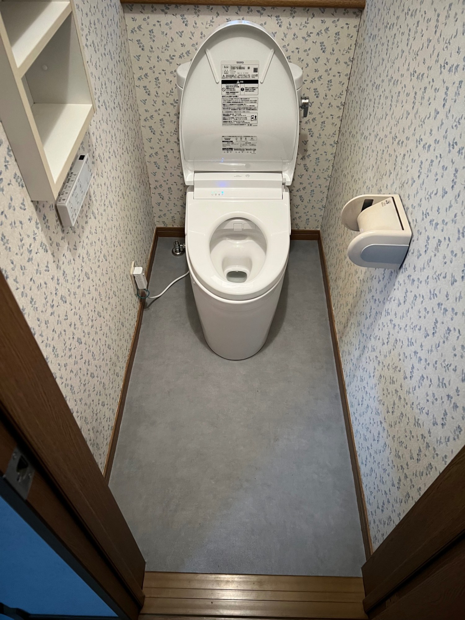 TOTOピュアレストQRへの交換とCF貼り替え後。グレー系の床で雰囲気が変わったトイレ空間