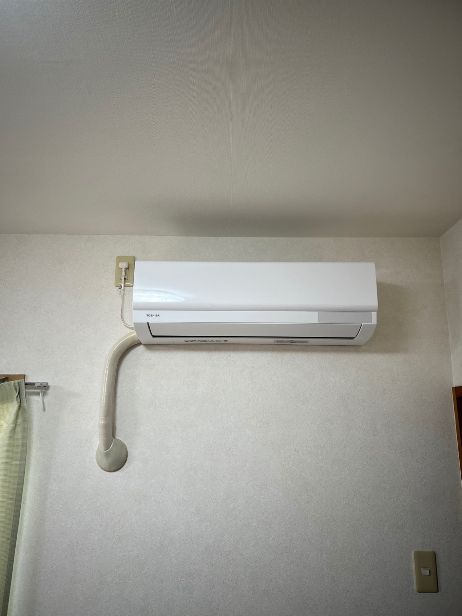 交換後:東芝スタンダードエアコン 3.6kW・12畳用(RAS-3615T(W))