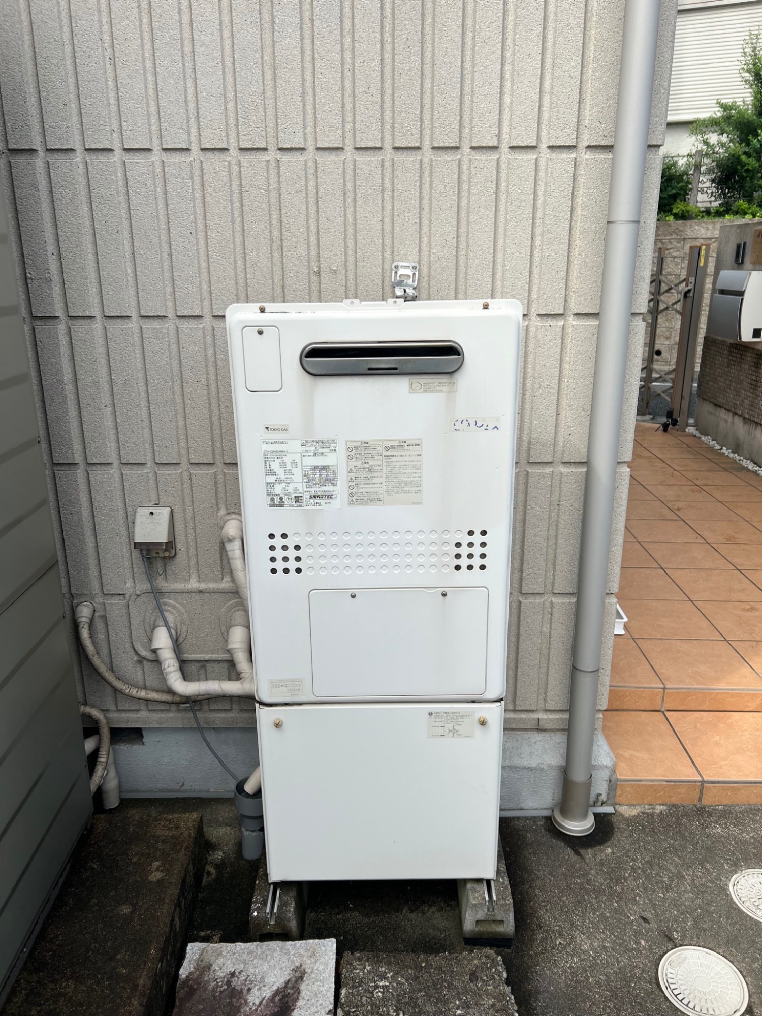 交換前:東京ガス FT4214ARSSW6CU(ノーリツ GTH-C2448SAW6H-1相当)の暖房機能付き給湯器